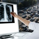 Medic analizând o radiografie pulmonară în contextul traficului urban intens și al poluării aerului, evidențiind impactul asupra sănătății respiratorii.