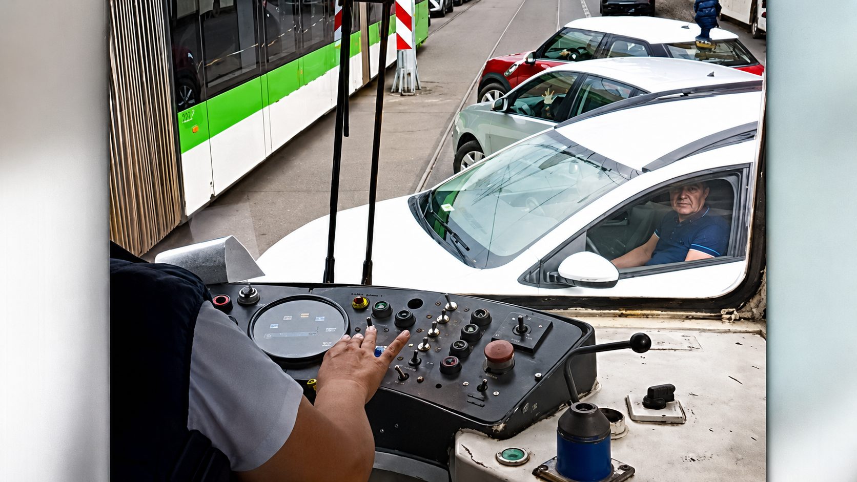 Șofer blocând linia de tramvai cu mașina parcată neregulamentar, surprins din cabina vatmanului în trafic urban aglomerat