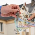 Persoană care oferă cheile unei locuințe în schimbul unei sume de bani în lei românești, simbolizând plata chiriei sau tranzacțiile imobiliare în România.