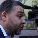 Ciprian Ciucu oferă declarații presei în fața camerelor de filmat, într-un context public și mediatic.