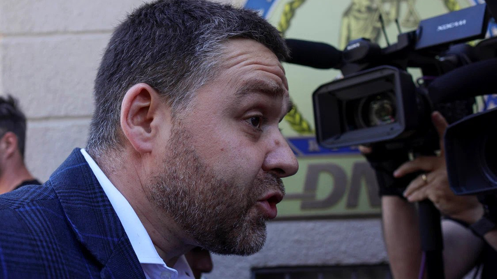Ciprian Ciucu oferă declarații presei în fața camerelor de filmat, într-un context public și mediatic.