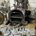 Aparat de fabricat droguri descoperit de DIICOT și Poliția Română, alături de mai multe pungi cu material vegetal ridicate în timpul anchetei.