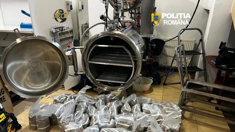Aparat de fabricat droguri descoperit de DIICOT și Poliția Română, alături de mai multe pungi cu material vegetal ridicate în timpul anchetei.