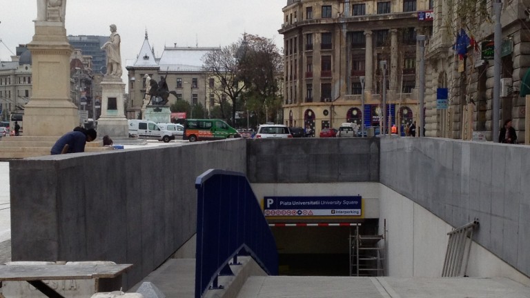 Intrare în parcarea subterană de la Piața Universității din București