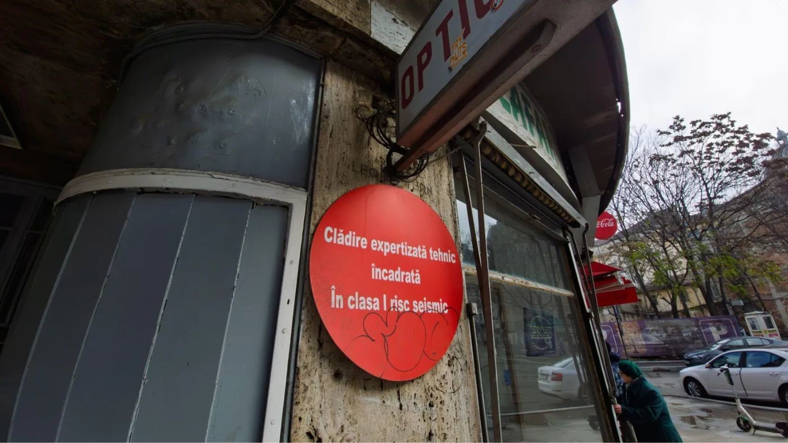 Plăcuță roșie de avertizare pentru o clădire încadrată în clasa I de risc seismic din București