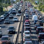Trafic aglomerat în București, cu numeroase autoturisme și autoutilitare blocate pe o arteră rutieră intens circulată.