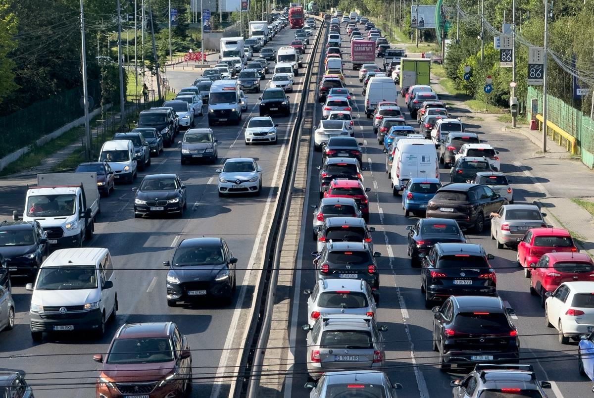 Trafic aglomerat în București, cu numeroase autoturisme și autoutilitare blocate pe o arteră rutieră intens circulată.