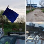 Colaj cu steagul Uniunii Europene și drumuri neasfaltate, pline de noroi, într-o zonă periferică urbană.