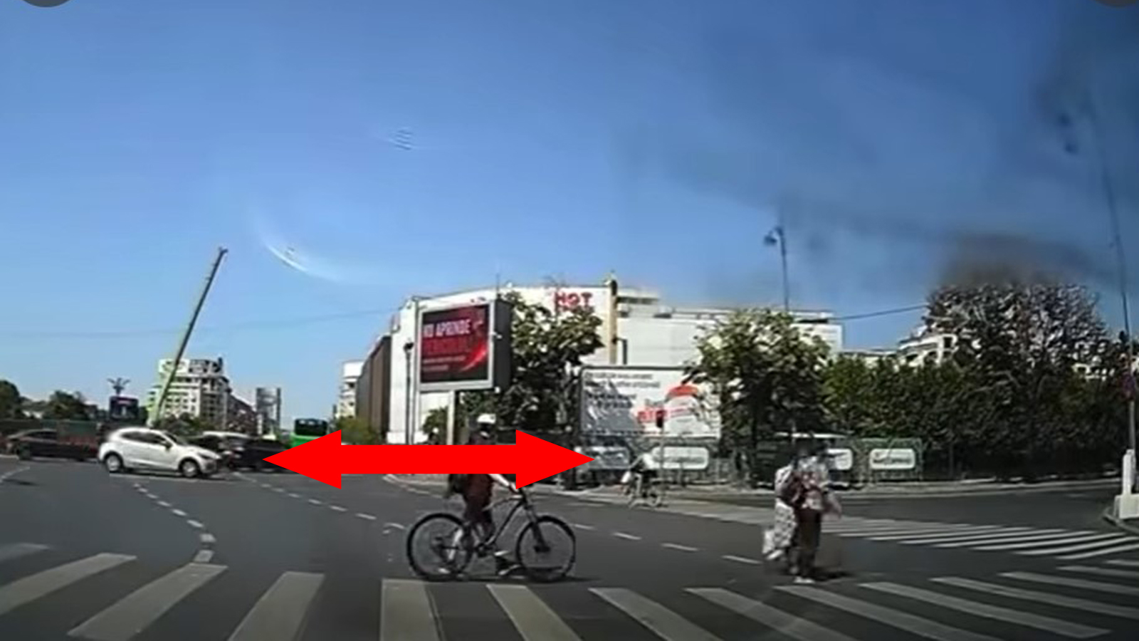 Accident biciclist pe Splaiul Unirii, surprins în timp ce traversează pe bicicletă o trecere de pietoni din București.