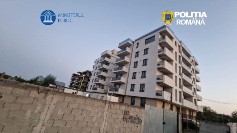 Ansamblu rezidențial cu blocuri de locuințe în proces de construcție, încadrat de elemente oficiale ale Ministerului Public și Poliției Române.