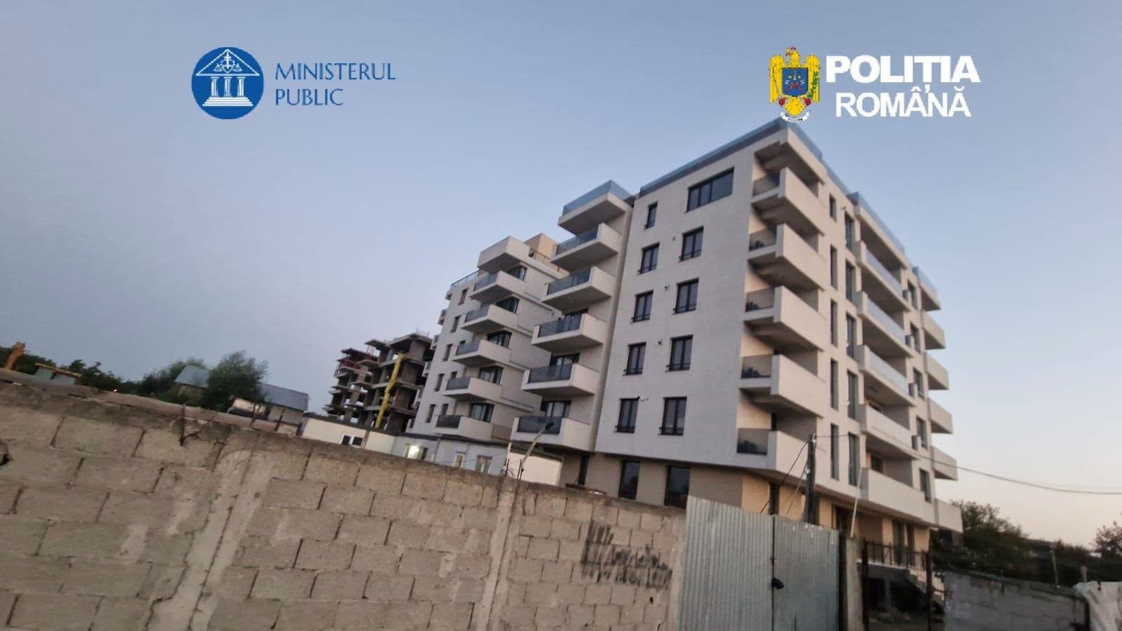 Ansamblu rezidențial cu blocuri de locuințe în proces de construcție, încadrat de elemente oficiale ale Ministerului Public și Poliției Române.
