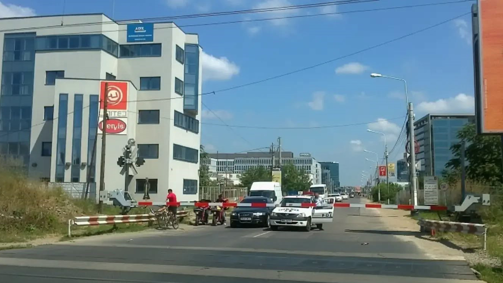 Intersecția Petricani din București, cu barieră de trecere și trafic rutier