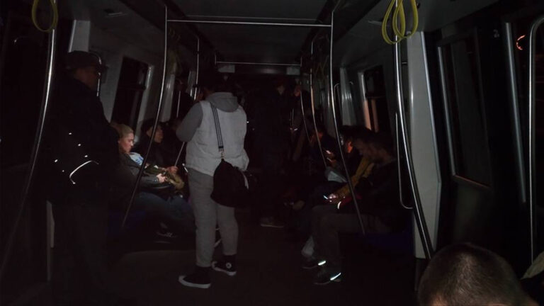Pasageri într-un tren Metrorex rămas în întuneric, imagine sugestivă pentru riscul întreruperii alimentării cu energie electrică