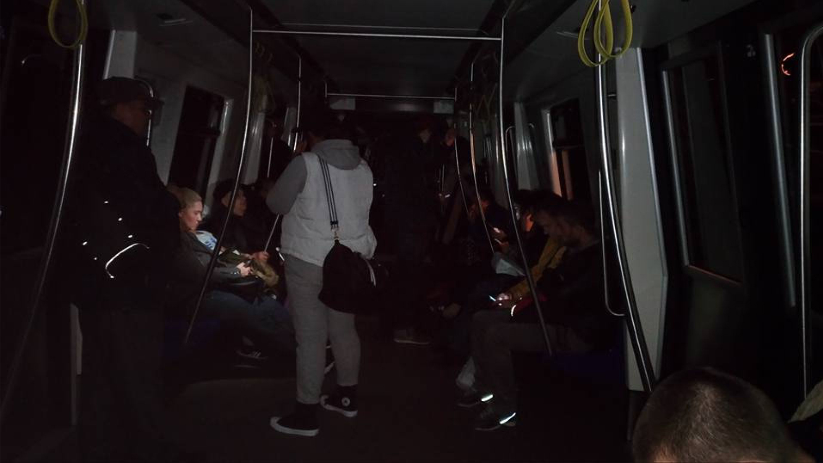 Pasageri într-un tren Metrorex rămas în întuneric, imagine sugestivă pentru riscul întreruperii alimentării cu energie electrică