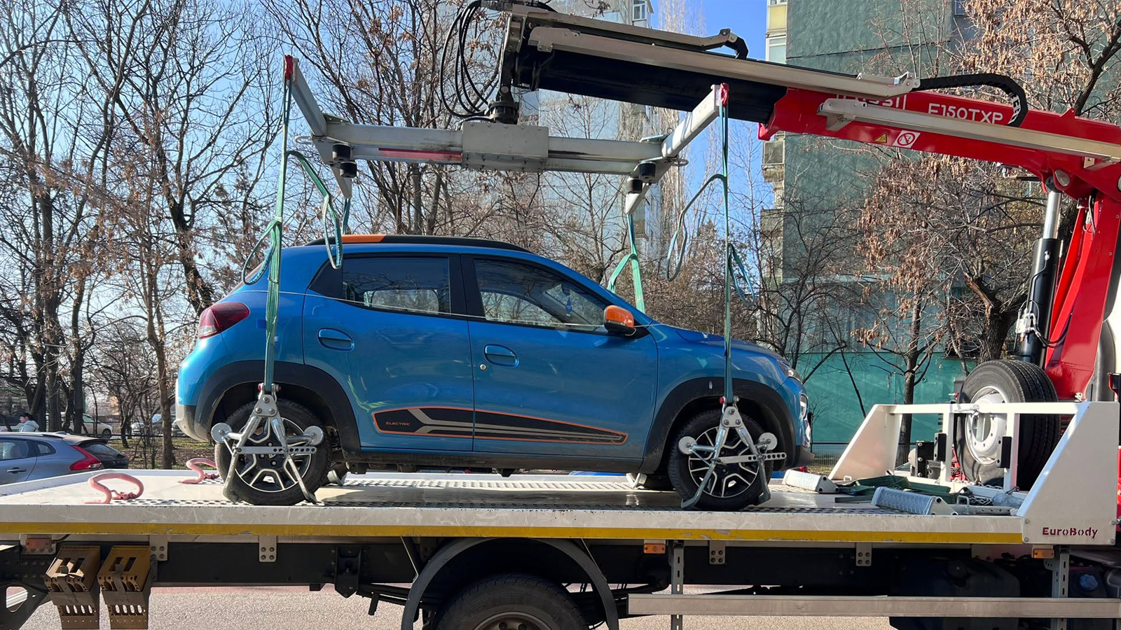 Mașină ridicată de pe domeniul public și transportată pe platformă auto în București