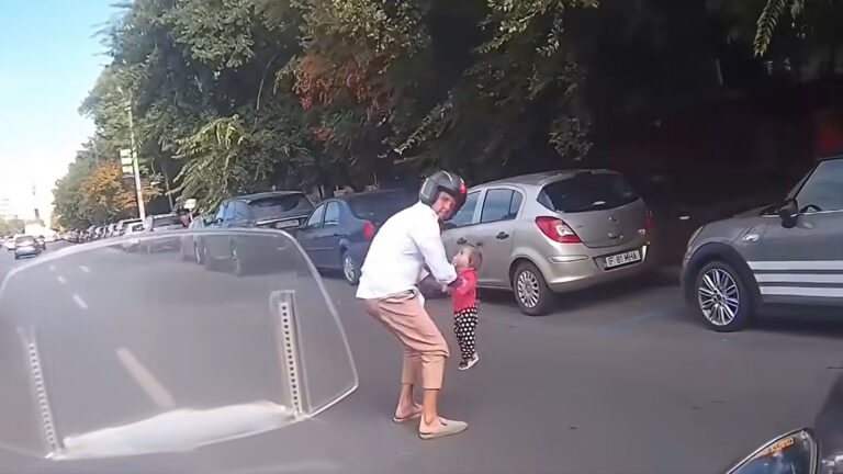 Scuterist salvează o fetiță ajunsă singură pe carosabil, pe Șoseaua Mihai Bravu din București.