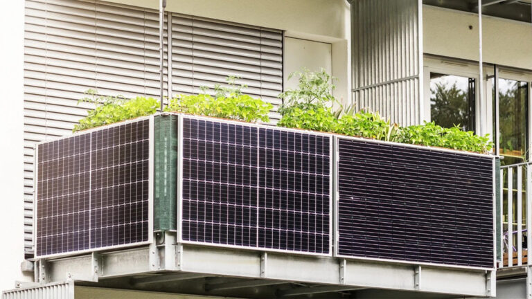 Panouri solare montate pe balconul unui apartament pentru producerea energiei electrice