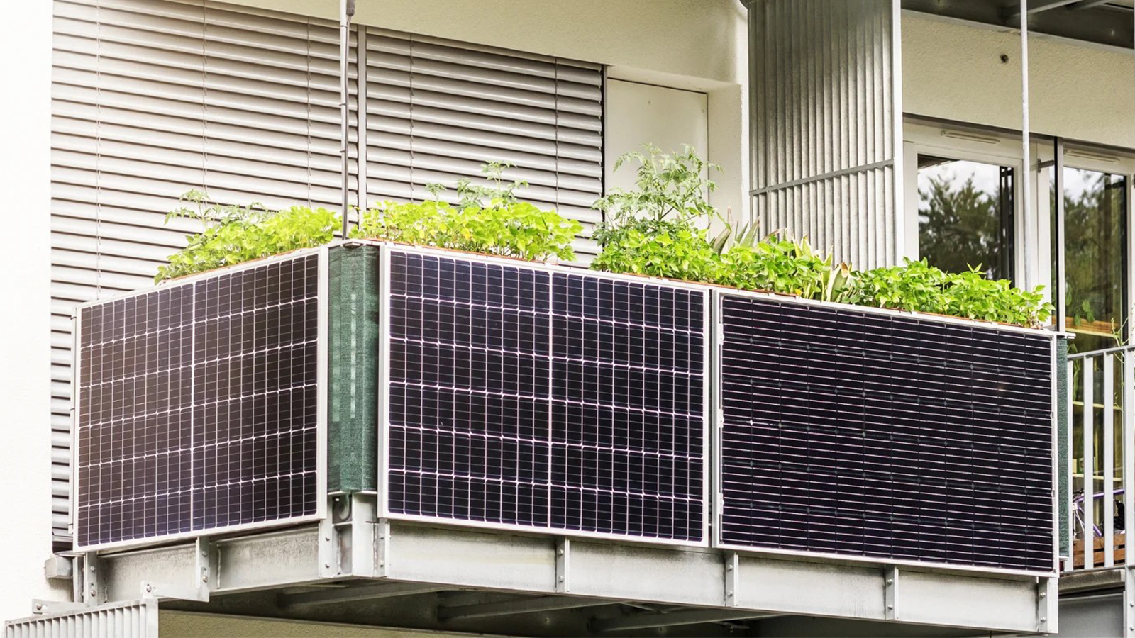 Panouri solare montate pe balconul unui apartament pentru producerea energiei electrice