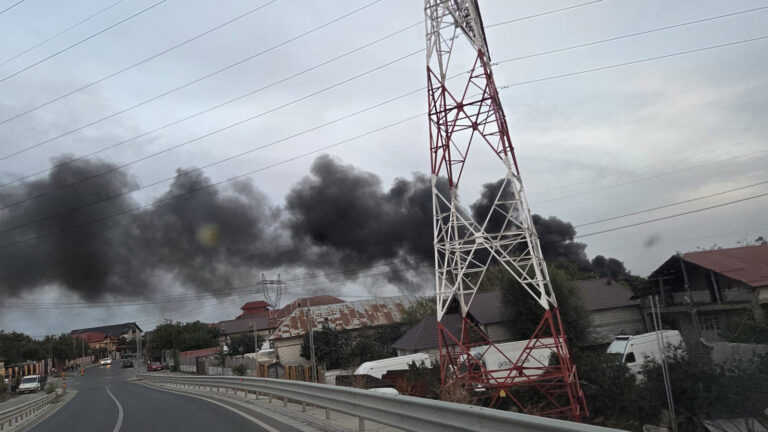 Fum negru provocat de arderi în zona Sintești, în apropierea Bucureștiului, sursă de poluare a aerului