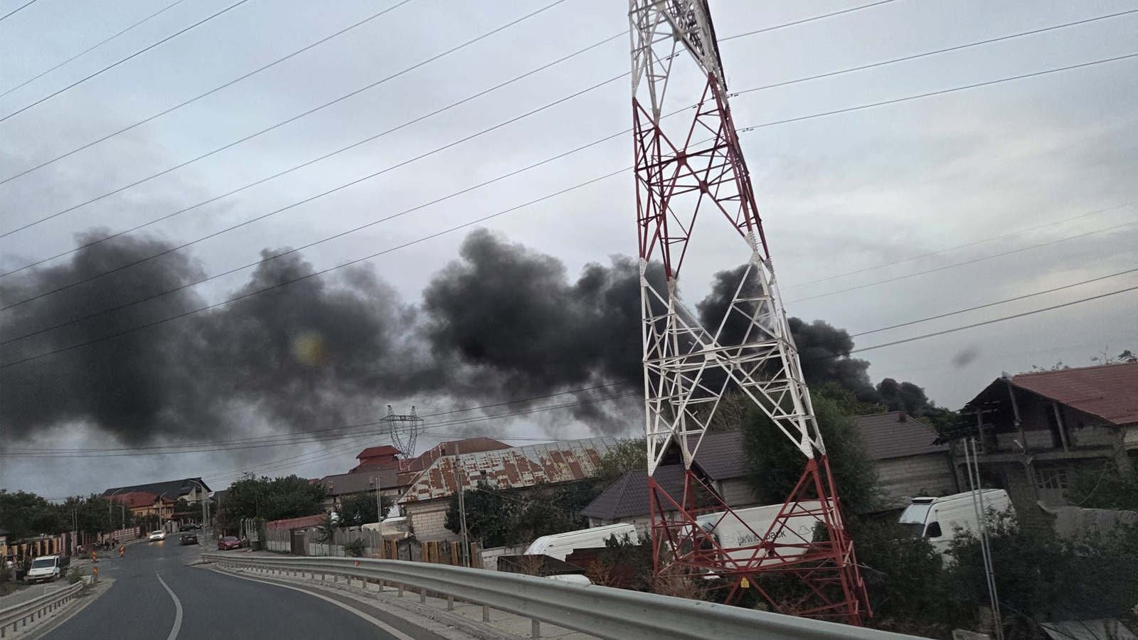 Fum negru provocat de arderi în zona Sintești, în apropierea Bucureștiului, sursă de poluare a aerului