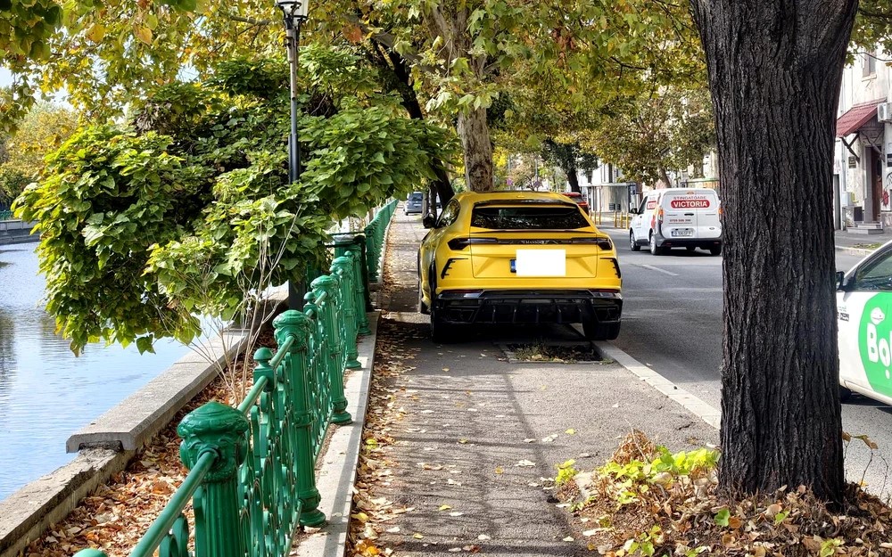 Lamborghini Urus Mansory galben, parcat neregulamentar pe trotuarul de lângă râul Dâmbovița, în București, blocând accesul pietonilor.