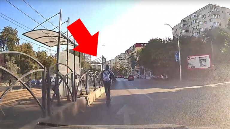 Adolescent pe trotinetă electrică circulând în trafic pe Strada Turda din București